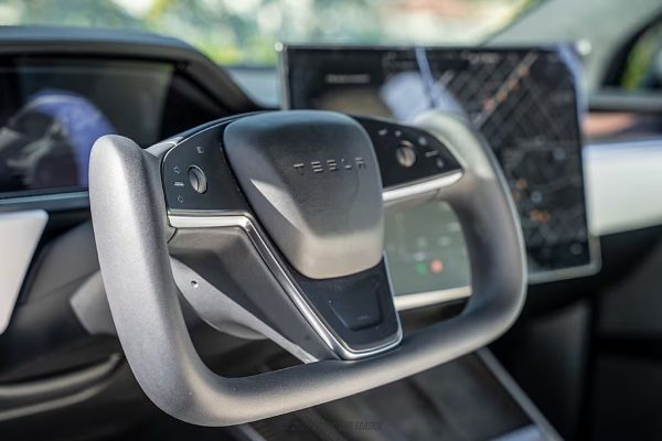 2022 Tesla Model X Plaid - Image 35