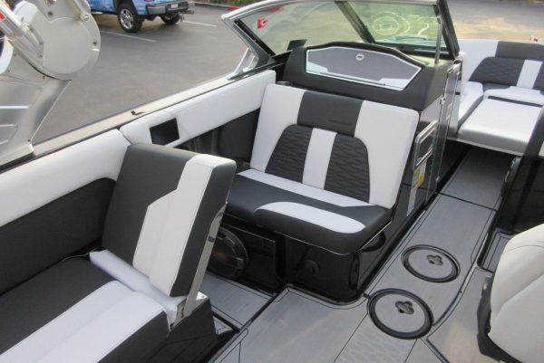 2020 MasterCraft X24 - Image 12